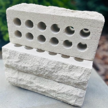 Скала біла пустотіла